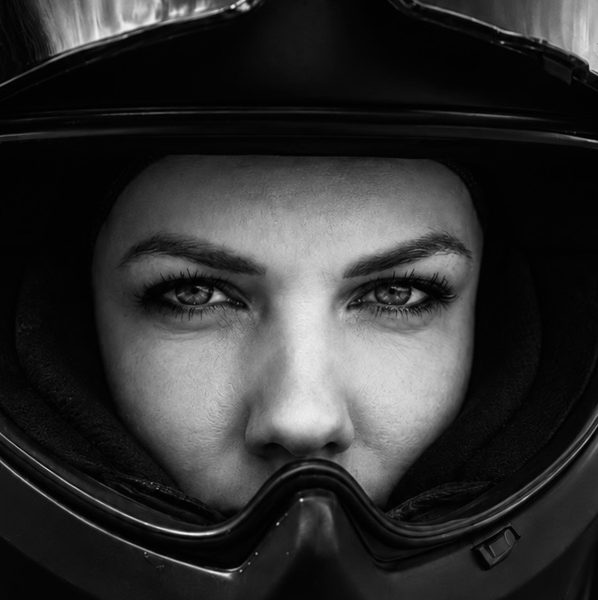 Frau mit Motorradhelm